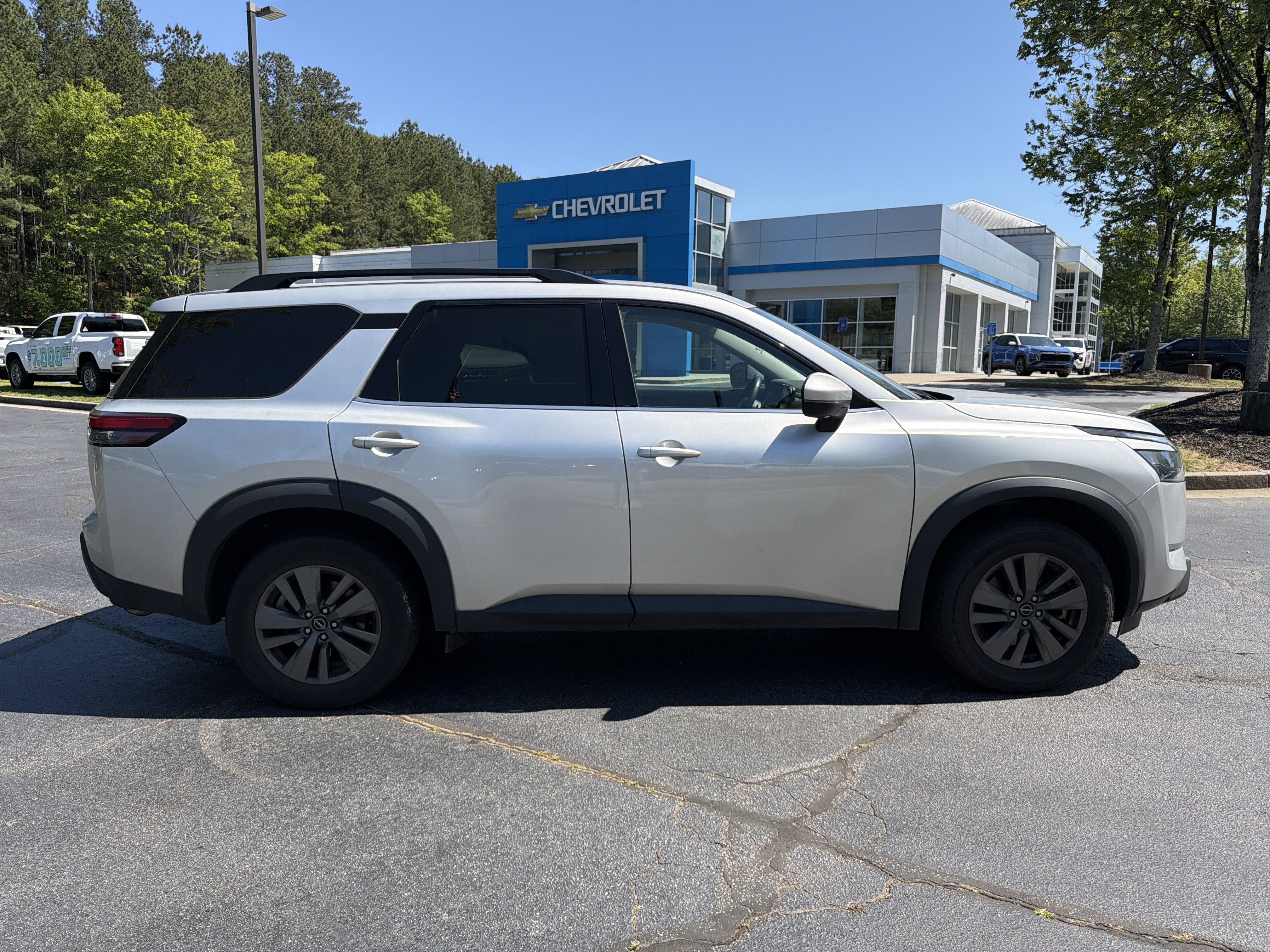 2024 Nissan Pathfinder SV