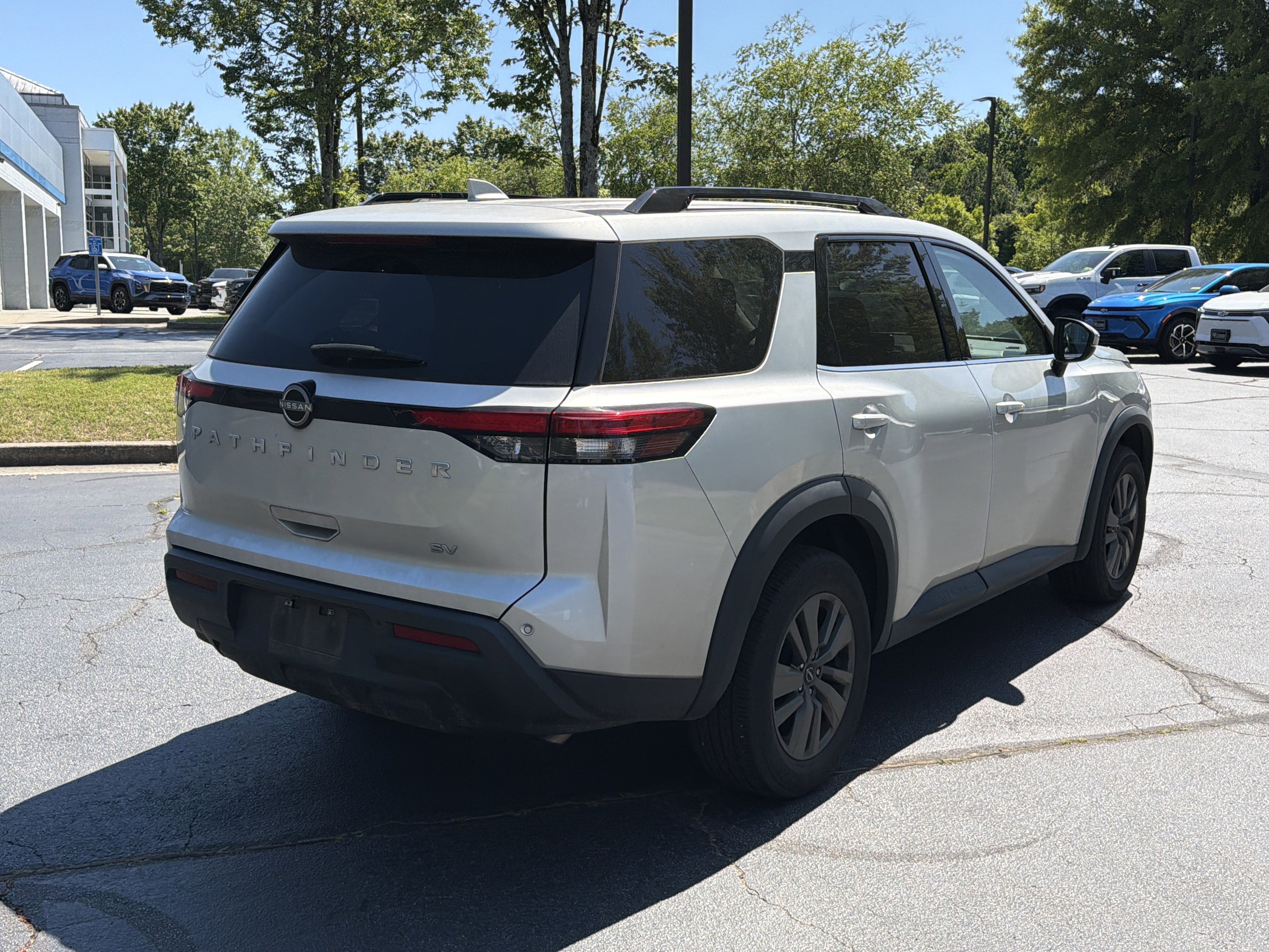 2024 Nissan Pathfinder SV