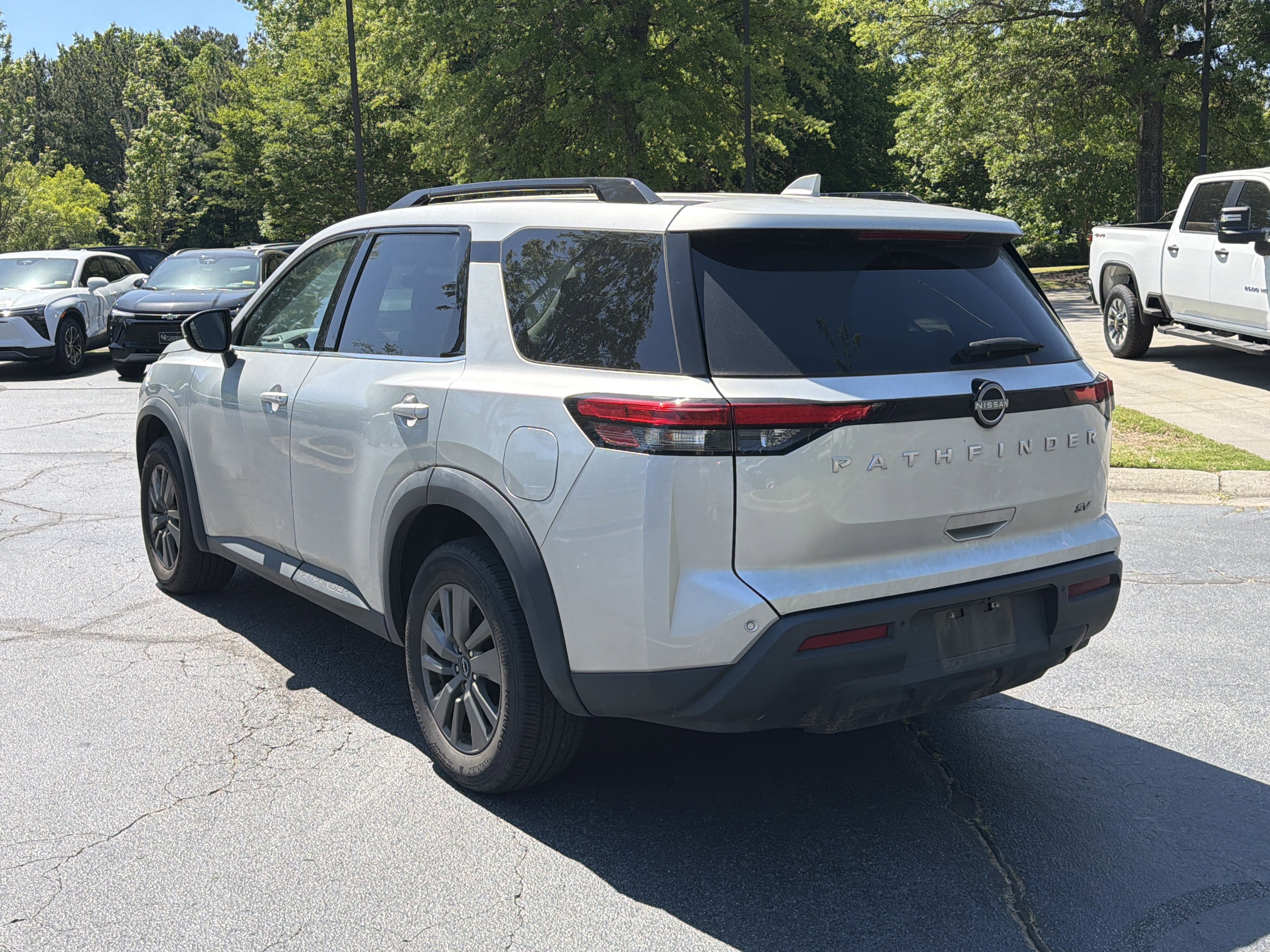2024 Nissan Pathfinder SV