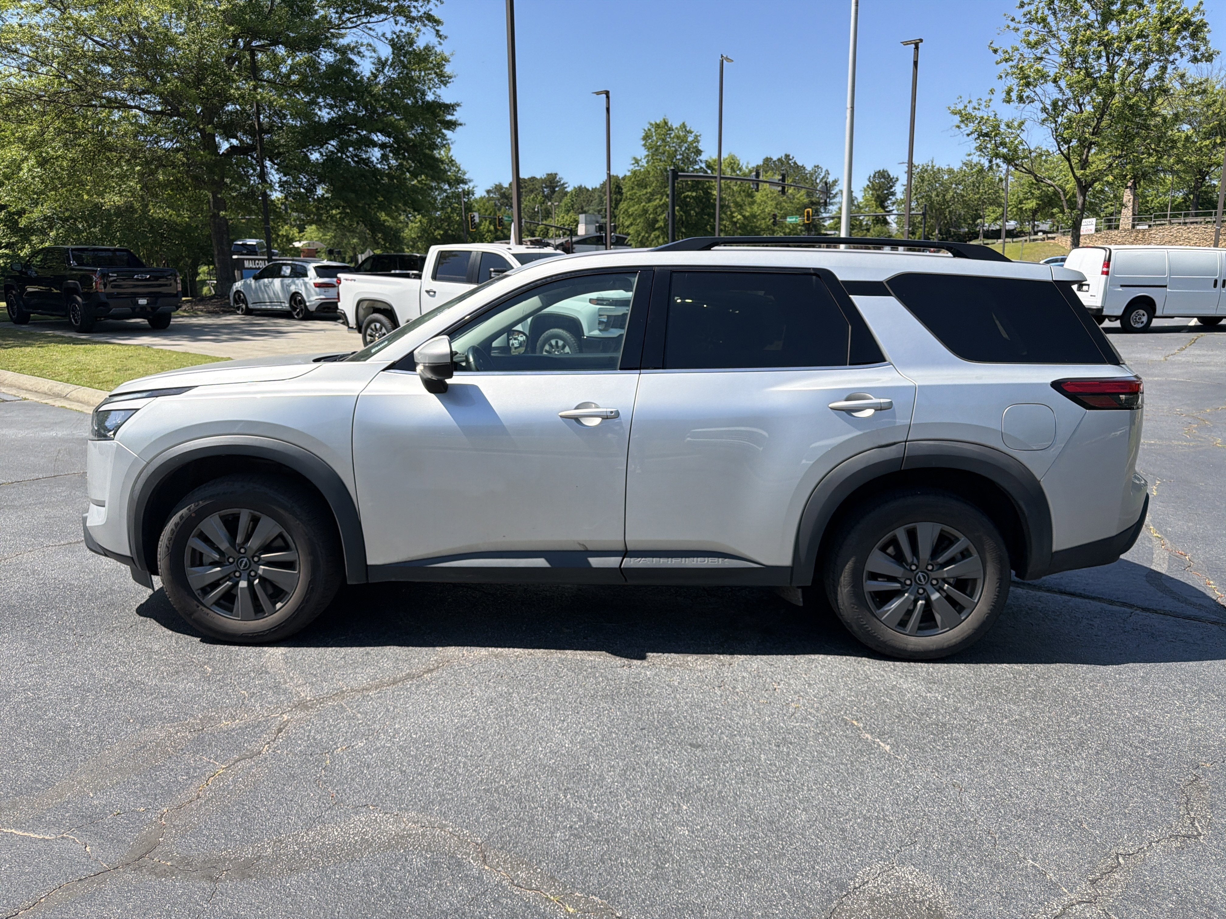 2024 Nissan Pathfinder SV