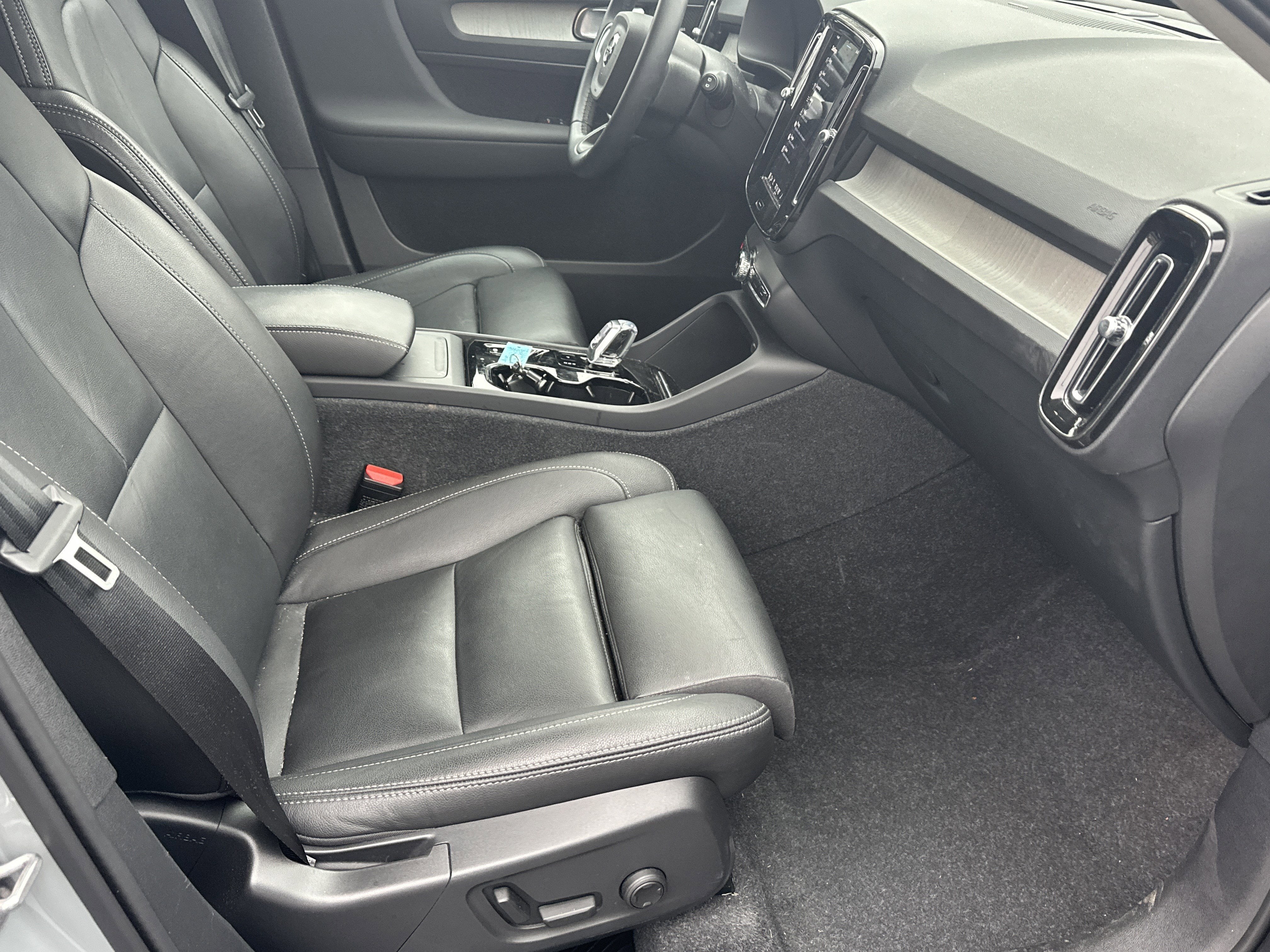 2025 Volvo XC40 Ultra Dark Theme