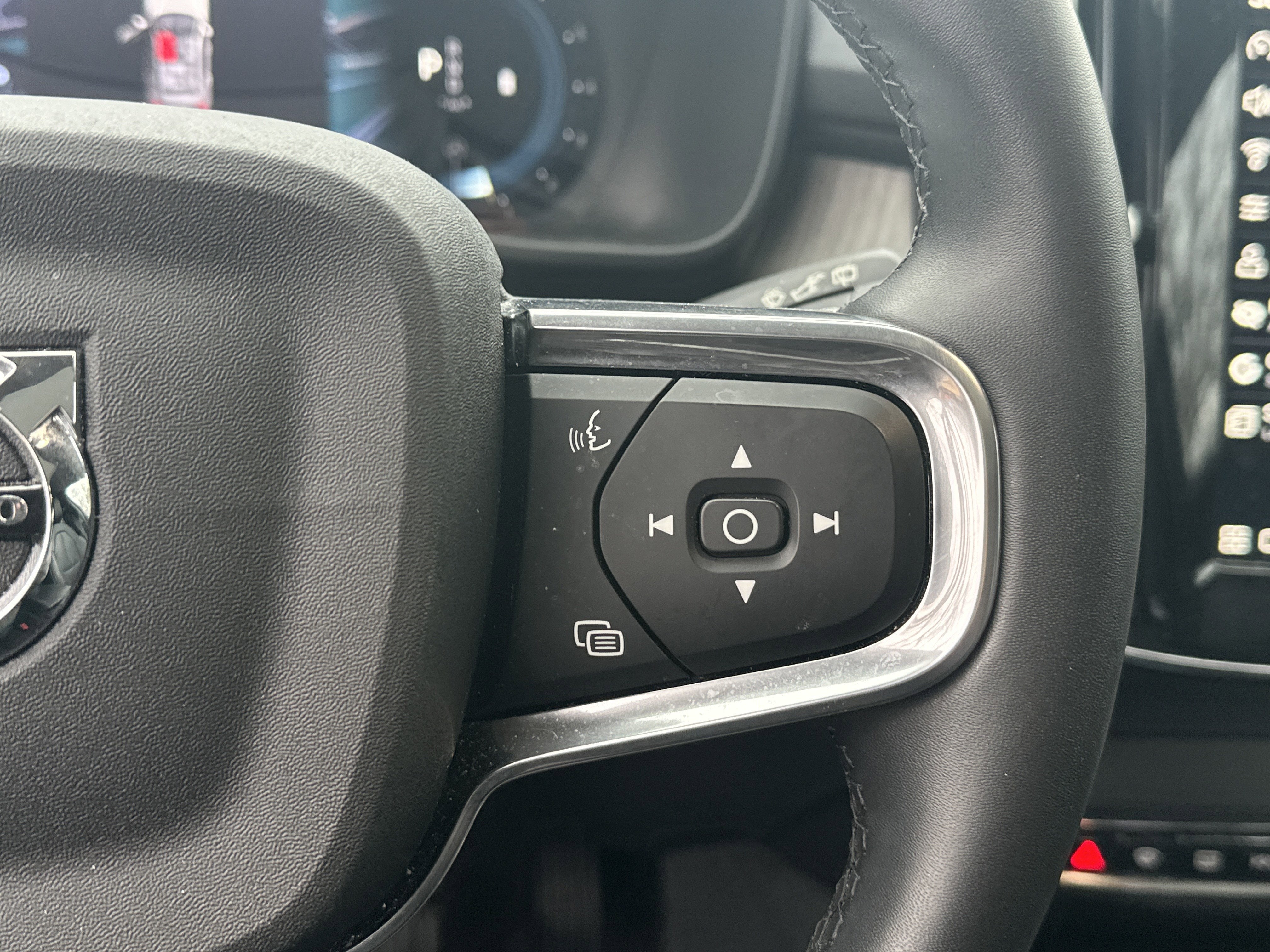 2025 Volvo XC40 Ultra Dark Theme