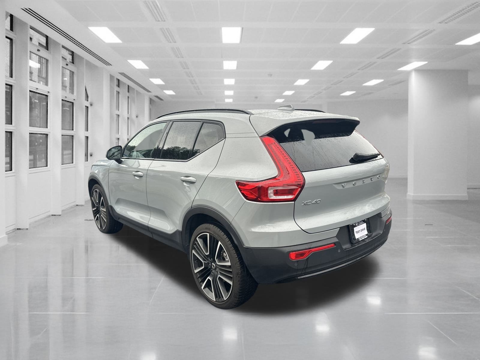 2025 Volvo XC40 Ultra Dark Theme