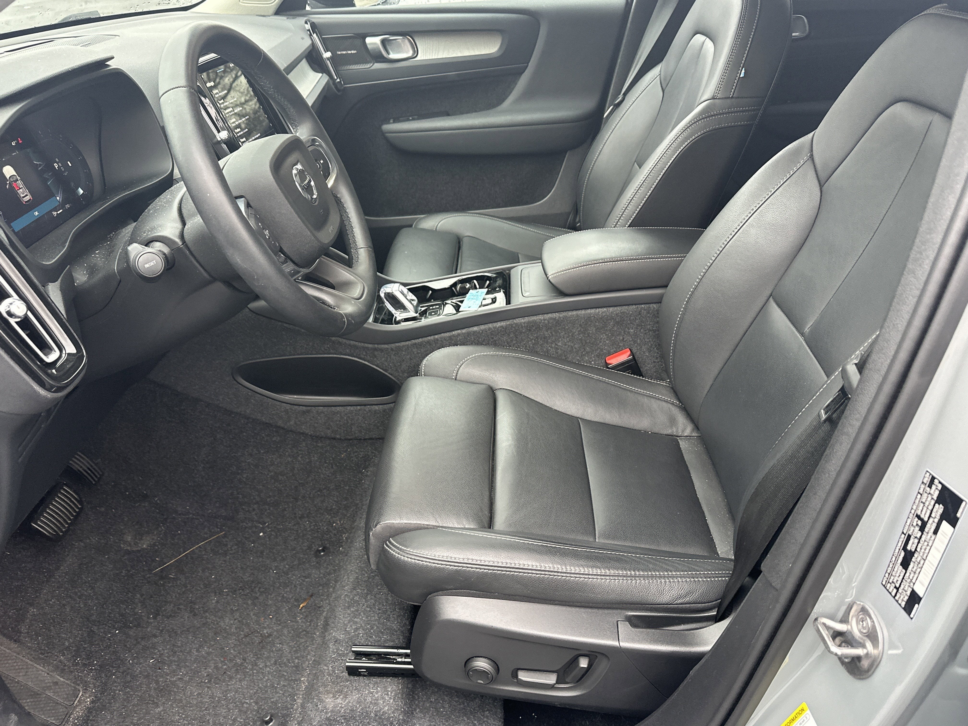 2025 Volvo XC40 Ultra Dark Theme